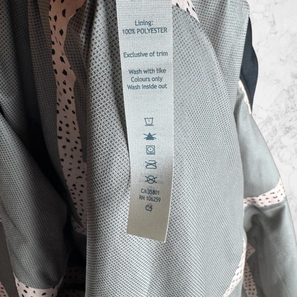Lululemon Runaway Athletica Black Hooded Windbreaker Jacket Reflectiv Women Sz 6